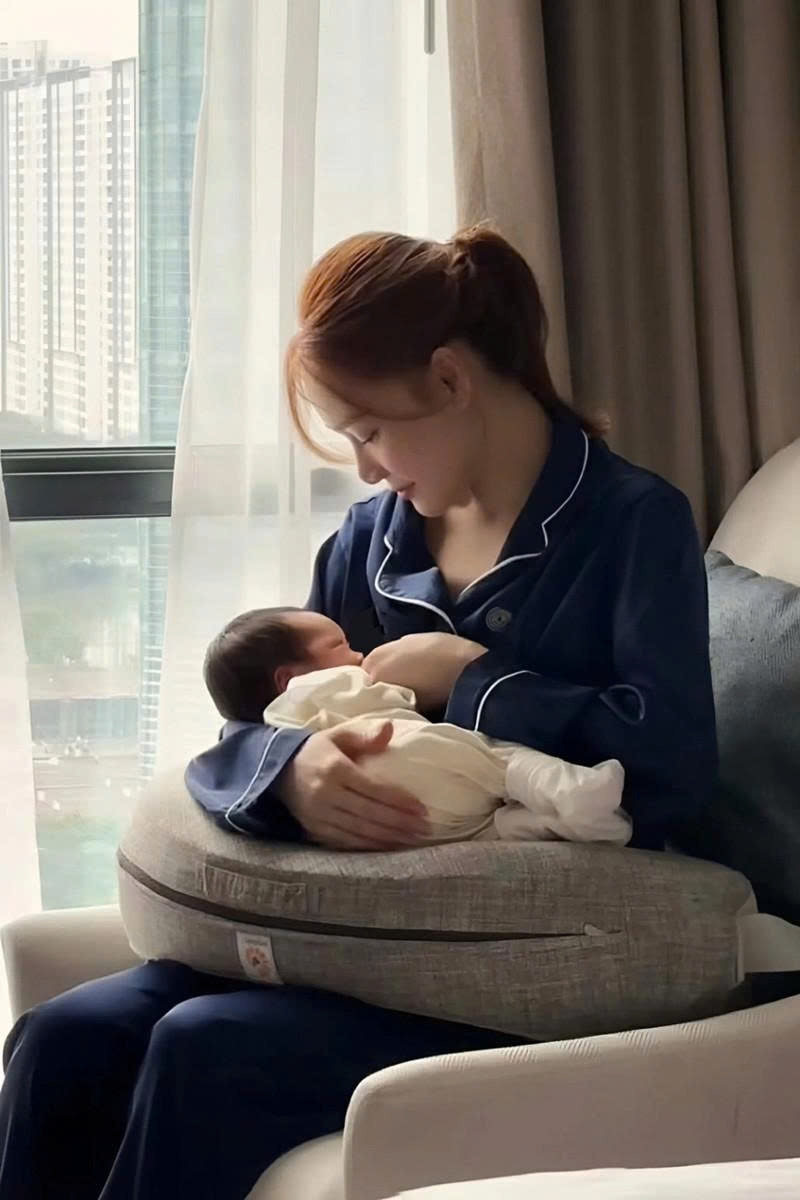 Diễn viên Nhã Phương chọn ở cữ tại trung tâm dưỡng sinh với phòng suite riêng, thực đơn 5 bữa mỗi ngày không trùng lặp vì ông xã Trường Giang thường xuyên vắng nhà do lịch làm việc dày đặc.