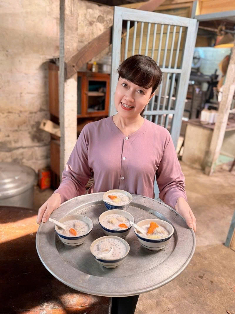 Nghệ sĩ Vân Dung dí dỏm đăng bài thơ vui: "Chiều dài, chiều rộng, chiều cao/ Chiều nào bạn rảnh mình bao chè xoài".