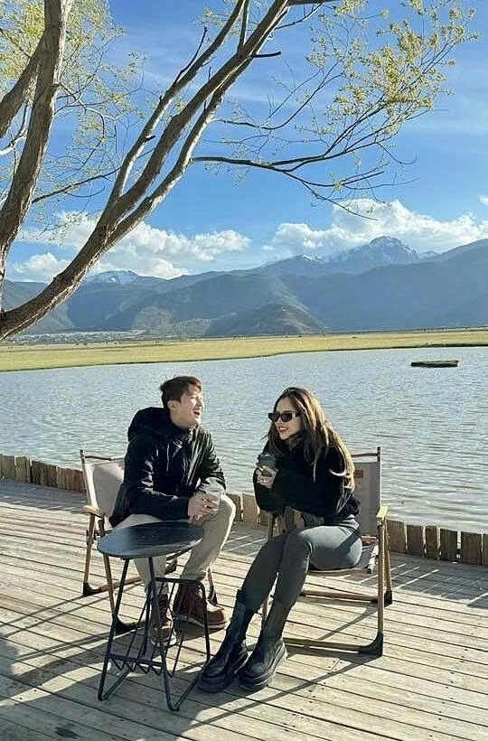 Diễn viên Huỳnh Anh và bạn gái Bạch Lan Phương tận hưởng kỳ nghỉ bên nhau.