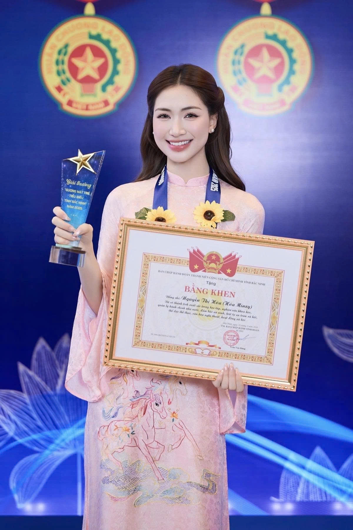 Ca sĩ Hòa Minzy nhận bằng khen Gương mặt trẻ tiêu biểu tỉnh Bắc Ninh trong lĩnh vực văn hóa - nghệ thuật.