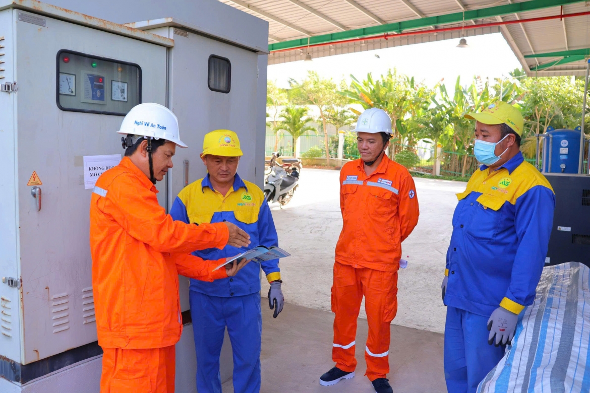 Nhân viên EVNSPC đẩy mạnh tuyên truyền tiết kiệm điện tại các doanh nghiệp