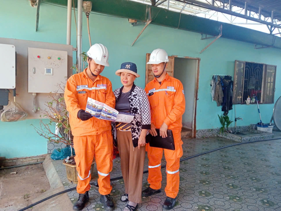 Nhân viên EVNSPC hướng dẫn khách hàng sử dụng điện tiết kiệm, hiệu quả