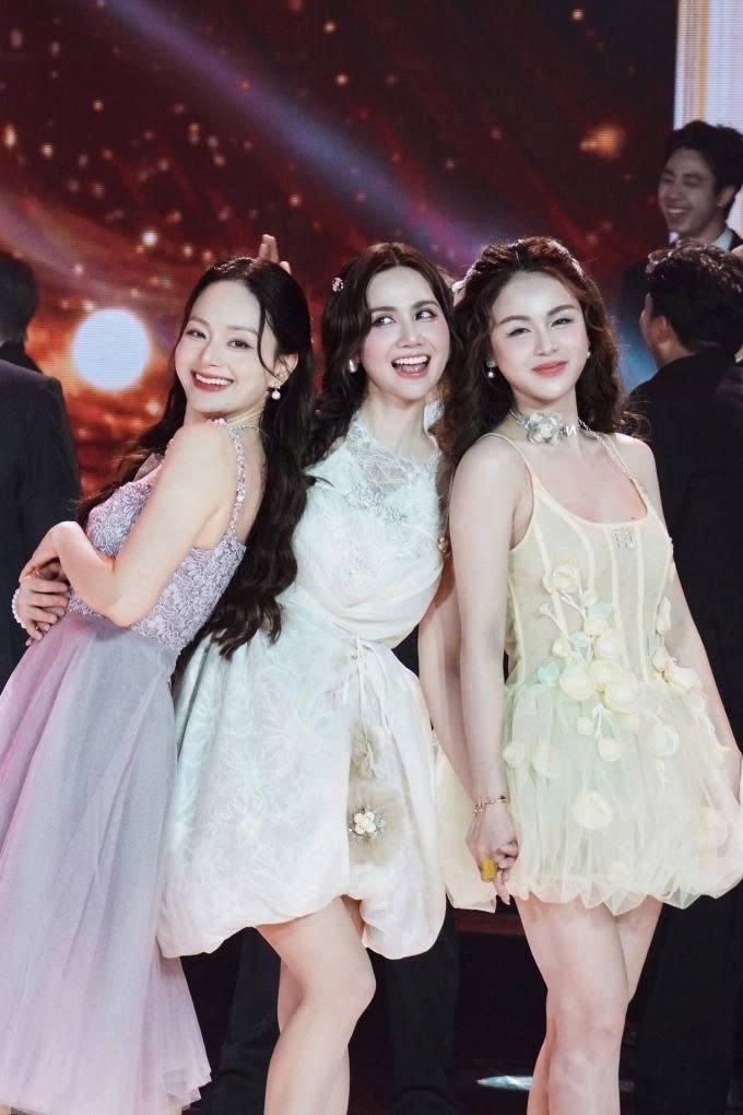 Dàn mỹ nhân phim giờ vàng VTV gồm Lan Phương, Phan Minh Huyền và Lương Thu Trang (từ trái sang) đọ sắc khi diện đồ đồng điệu trong một buổi ghi hình.