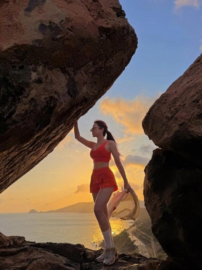 Diệp Lâm Anh đăng ảnh khoe body dưới ánh hoàng hôn và viết: "Không còn cần rực rỡ để được nhìn thấy, không còn cần chứng minh để được công nhận. Đó là khi sự tự do trở nên đắt giá".