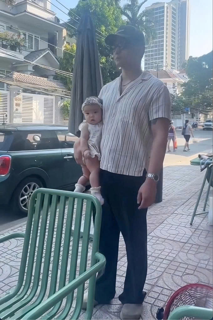 Huy Trần - ông xã Ngô Thanh Vân - được nhiều khán giả ví von hài hước khi ẵm con gái đầu lòng theo cách độc đáo.