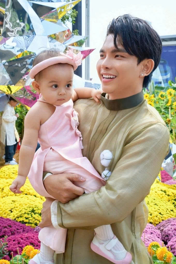 NTK Đỗ Long hạnh phúc chia sẻ khoảnh khắc bé Sunny - con gái 16 tháng tuổi hát theo ca khúc “Nối lại tình xưa” với biểu cảm đáng yêu, 'đốn tim' khán giả.