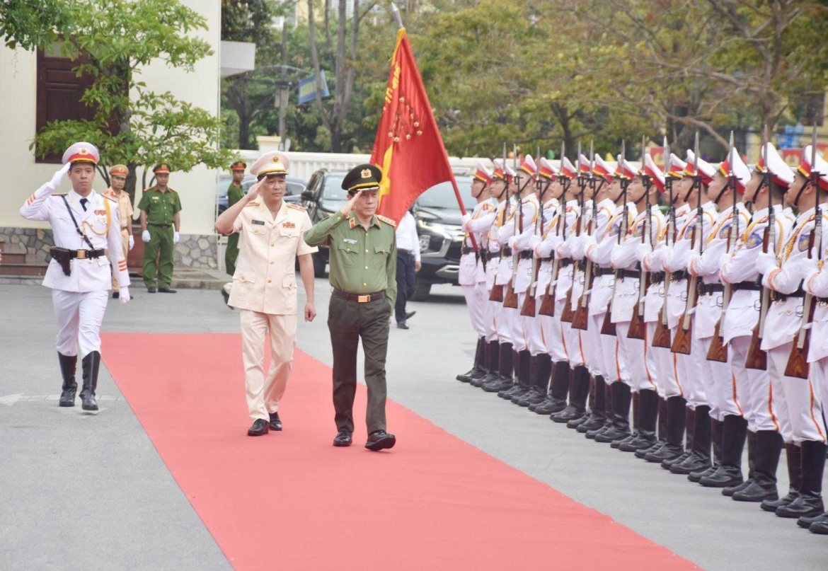 Đại tướng Lương Tam Quang, Ủy viên Bộ chính trị, Bộ trưởng Bộ Công an duyệt đội danh dự Công an nhân dân.