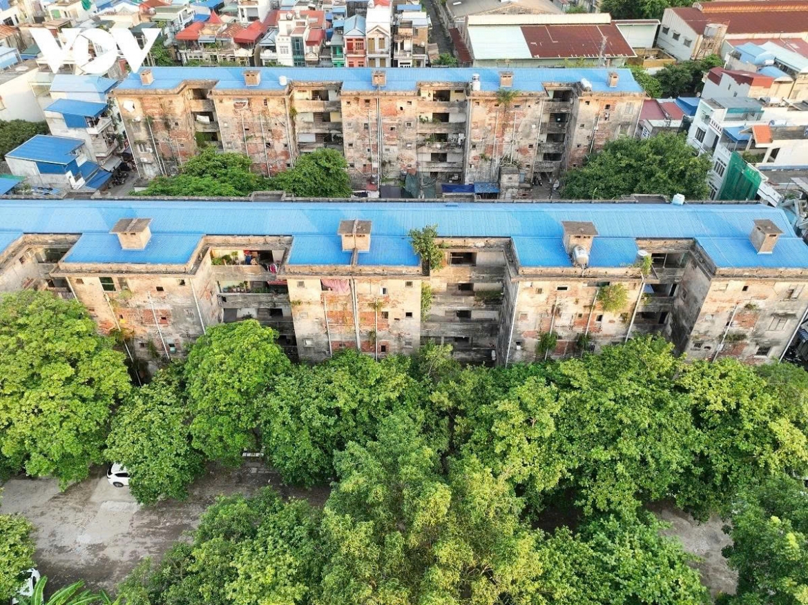 Khu tập thể 5 tầng gồm 2 tòa nhà số 2 và số 4 trên đường Trần Đăng Ninh, phường Nam Định, tỉnh Ninh Bình xuống cấp nghiêm trọng.​