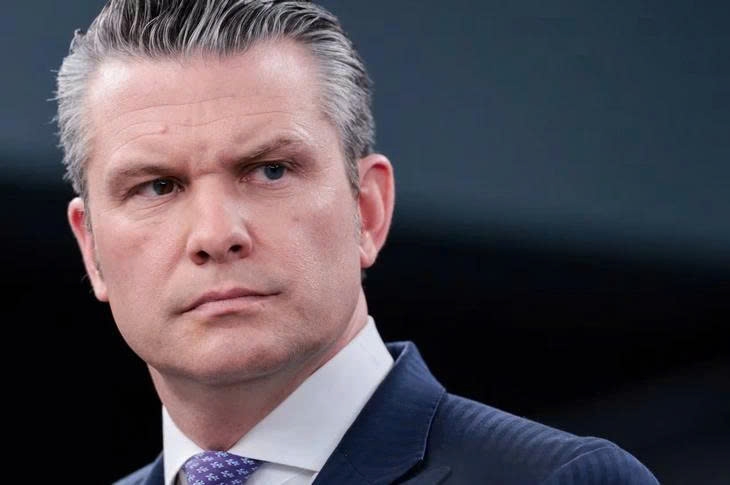 Bộ trưởng Chiến tranh Pete Hegseth tại cuộc họp báo - Ảnh: Reuters