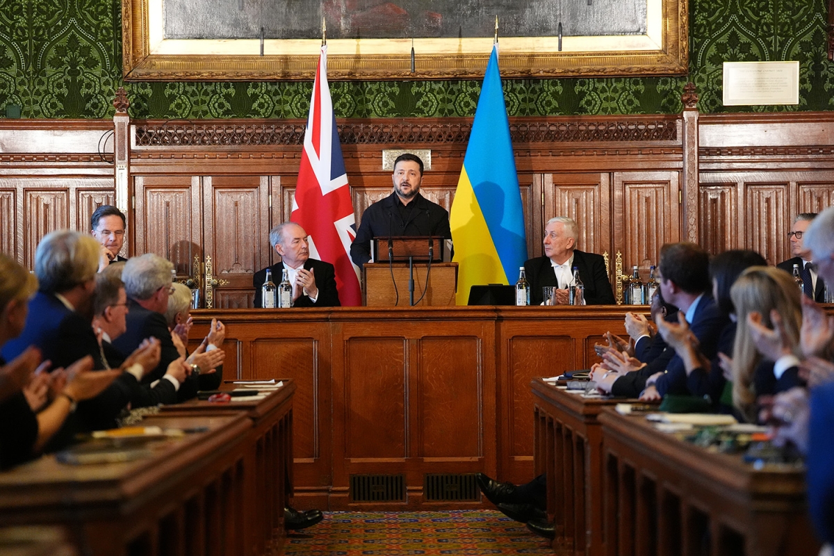 Tổng thống Ukraine Volodymyr Zelensky phát biểu trước các nghị sĩ, Thủ tướng Anh Keir Starmer và Tổng Thư ký NATO Mark Rutte tại Hạ viện Anh, ngày 17/3/2026. Ảnh: AP
