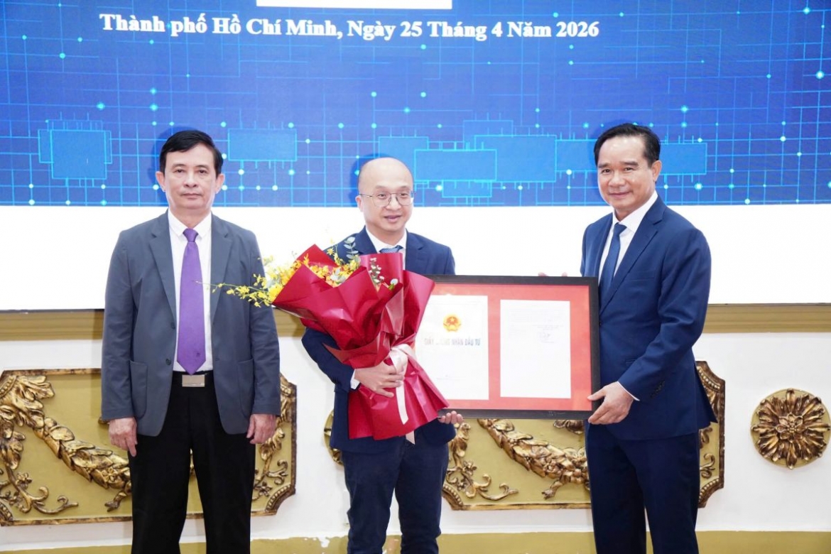 Lãnh đạo TP.HCM trao giấy chứng nhận đăng ký đầu tư cho đại diện Trung tâm công nghệ cao Tâm Anh (Ảnh: A.Đ)