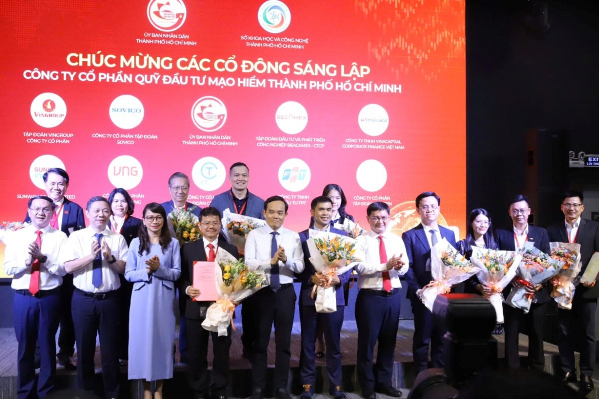 Bí thư Thành ủy TP.HCM Trần Lưu Quang cùng lãnh đạo TP.HCM trao giấy chứng nhận đăng ký kinh doanh và tặng hoa chúc mừng các cổ đông sáng lập Quỹ đầu tư mạo hiểm TP.HCM. Ảnh: Nguyễn Thủy