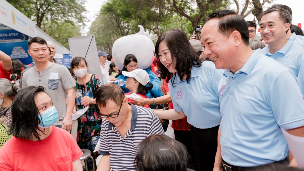 Các đồng chí lãnh đạo ân cần hỏi thăm người dân tại khu vực xét nghiệm