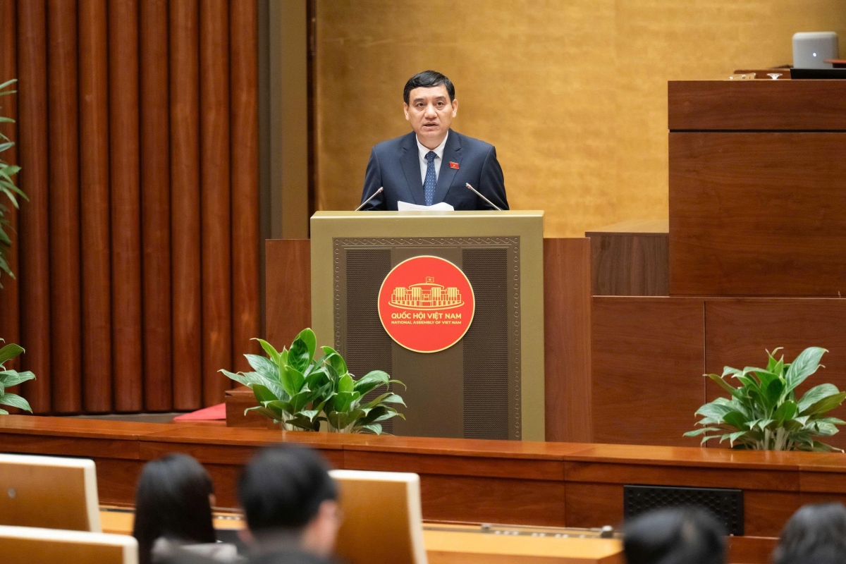 Chủ nhiệm Ủy ban Văn hóa và Xã hội của Quốc hội Nguyễn Đắc Vinh trình bày Báo cáo thẩm tra dự thảo Luật Tôn giáo, tín ngưỡng (sửa đổi)