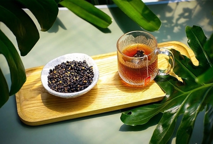 Nước đậu đen rang được coi là đồ uống "thần thánh" vào ngày hè. 