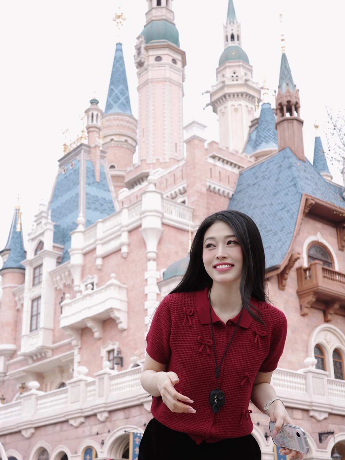 Á hậu Phương Nga nhí nhảnh khám phá Disneyland Thượng Hải, Trung Quốc.