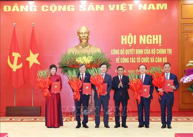 Đồng chí Trần Cẩm Tú, Ủy viên Bộ Chính trị, Thường trực Ban Bí thư trao các quyết định cho đại diện lãnh đạo 5 cơ quan, gồm: Đài Truyền hình Việt Nam, Đài Tiếng nói Việt Nam, Thông tấn xã Việt Nam, Viện Hàn lâm Khoa học xã hội Việt Nam, Viện Hàn lâm Khoa học và Công nghệ Việt Nam. Ảnh: Phương Hoa/TTXVN