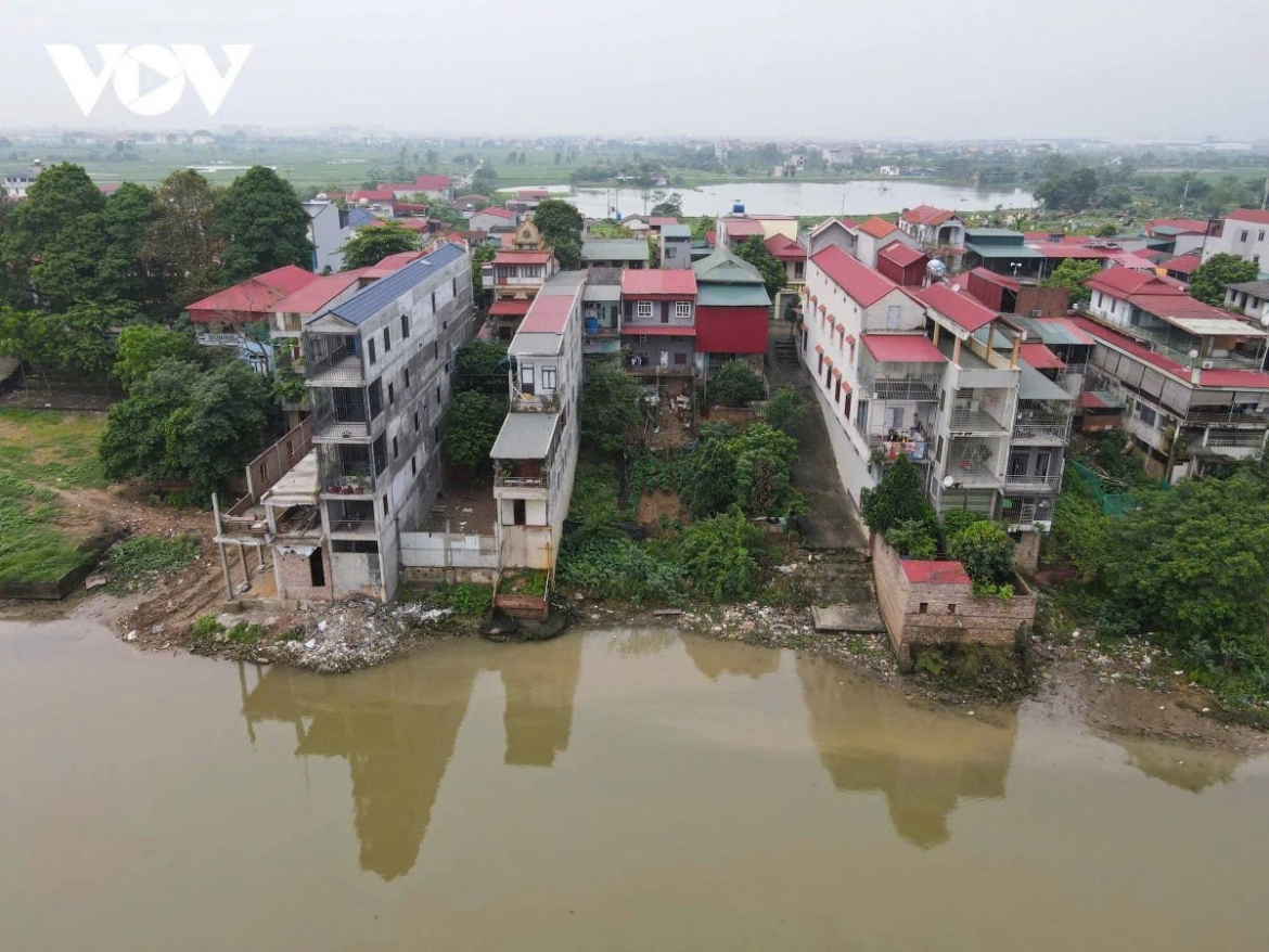 Nhiều công trình lấn chiếm hành lang thoát lũ sông Cầu (phóng viên ghi nhận trước đó)