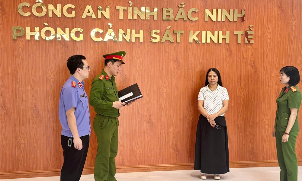 Bị can Nguyễn Thị Hà (áo trắng) nghe công bố quyết định khởi tố, tạm giam