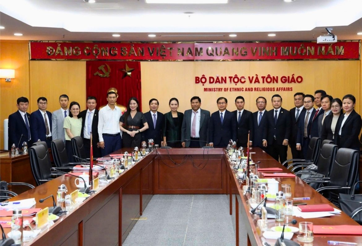 Hai bên chụp ảnh kỷ niệm. Ảnh Thuần Linh