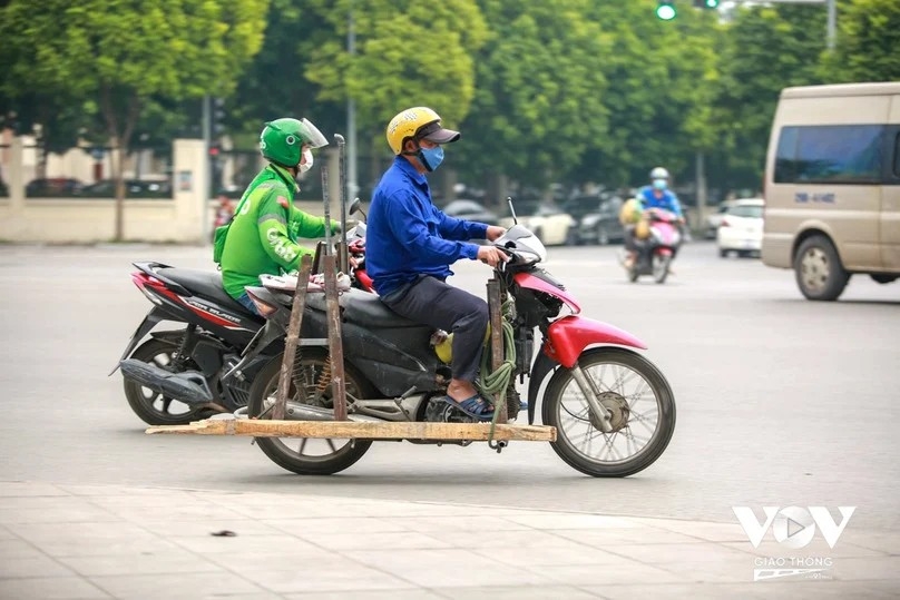 Hà Nội hiện có hơn 7 triệu xe máy đang lưu hành, phần lớn vẫn sử dụng động cơ xăng