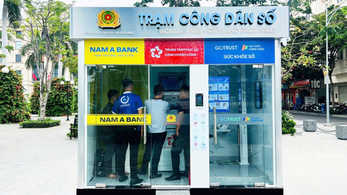 Khách hàng trải nghiệm Trạm công dân số tại Khu đô thị CityLand Park Hills