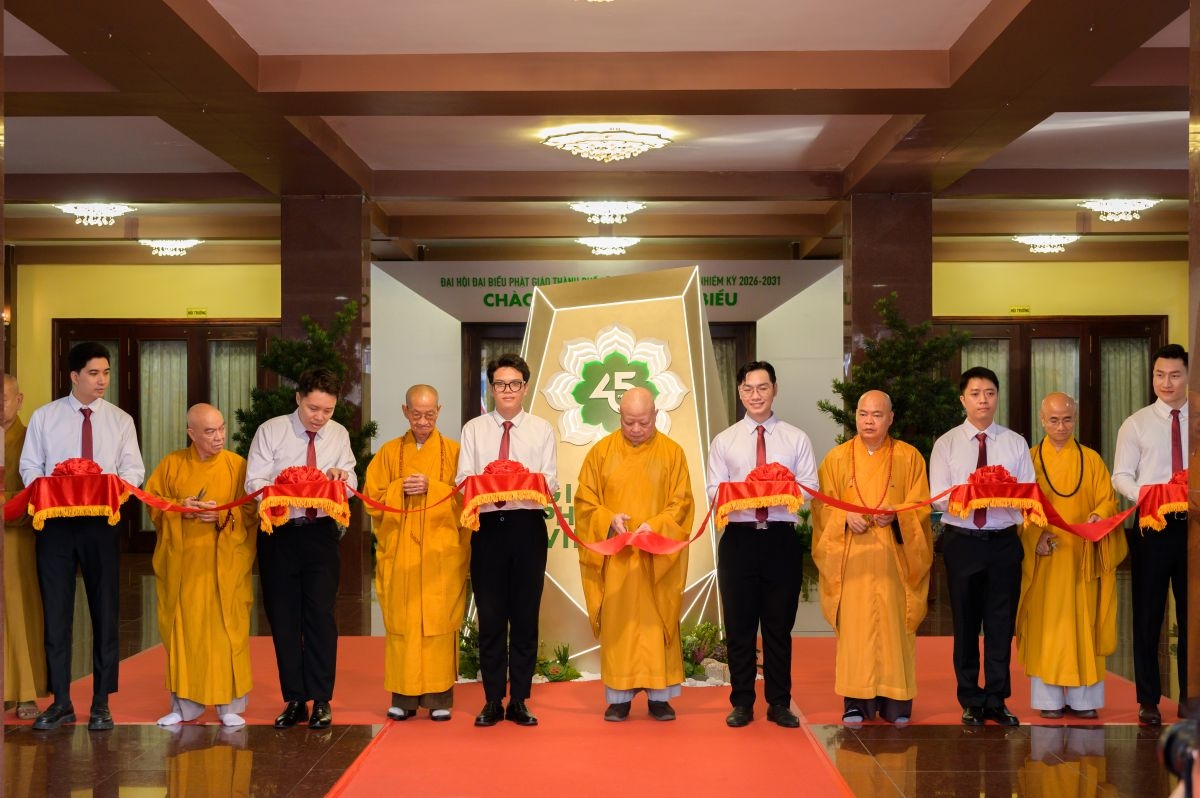 Nghi thức cắt băng khai mạc triển lãm