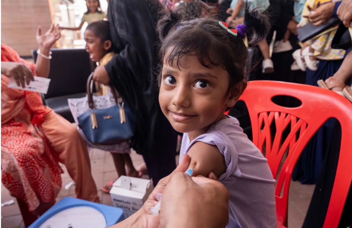 WHO và các đối tác tiêm chủng vaccine Sởi - Rubella tại Bangladesh. Ảnh: UNICEF.