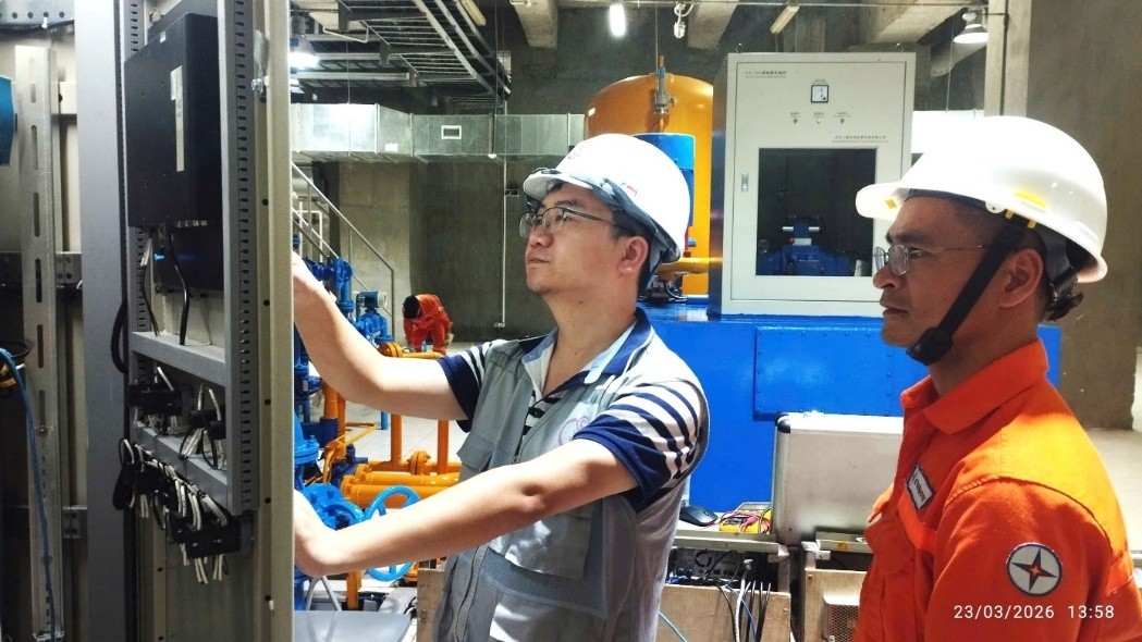 Chuyên gia và Kỹ sư Công ty Thủy điện Buôn Kuốp kiểm tra hệ thống điều tốc mới