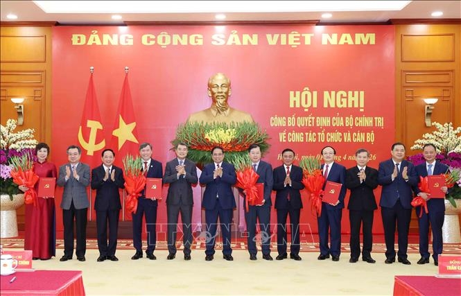Đồng chí Trần Cẩm Tú, Ủy viên Bộ Chính trị, Thường trực Ban Bí thư; Thủ tướng Phạm Minh Chính và các đồng chí lãnh đạo Đảng, Nhà nước chúc mừng 5 cơ quan, gồm: Đài Truyền hình Việt Nam, Đài Tiếng nói Việt Nam, Thông tấn xã Việt Nam, Viện Hàn lâm Khoa học xã hội Việt Nam, Viện Hàn lâm Khoa học và Công nghệ Việt Nam. Ảnh: Phương Hoa/TTXVN