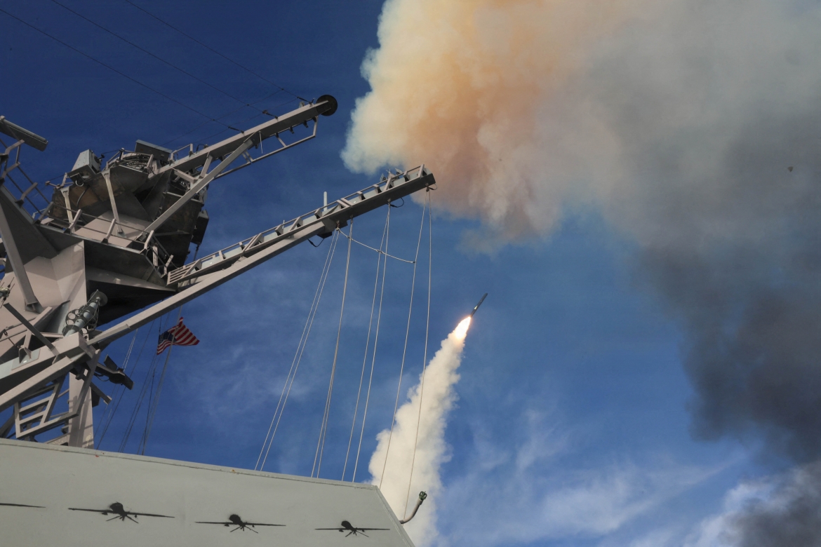 Tàu khu trục lớp Arleigh Burke mang tên lửa dẫn đường - USS Thomas Hudner của Mỹ phóng tên lửa Tomahawk. Ảnh: Reuters
