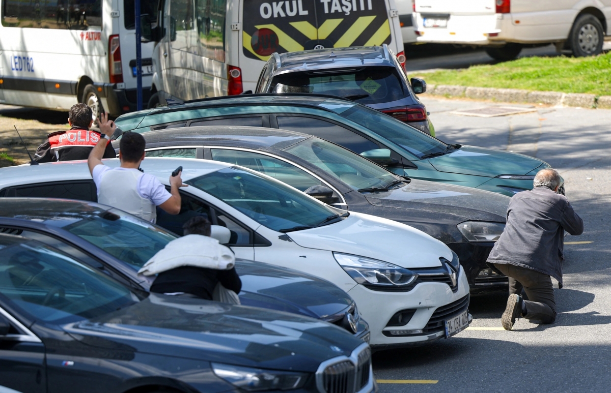 Cảnh sát có mặt tại hiện trường sau khi nghe tiếng súng bên ngoài Lãnh sự quán Israel tại Istanbul, Thổ Nhĩ Kỳ ngày 7/4 (Ảnh: REUTERS)