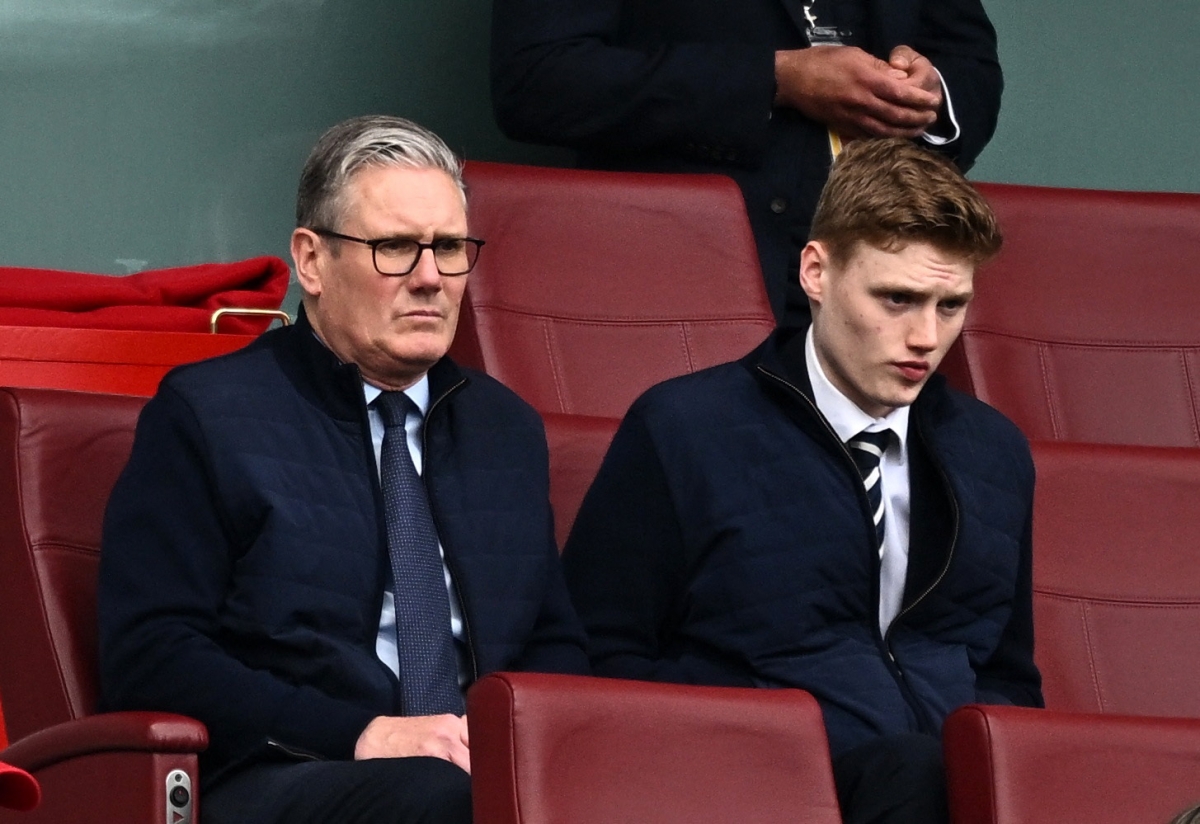 Thủ tướng Anh Keir Starmer cùng con trai tới theo dõi trận đấu. (Ảnh: Reuters)