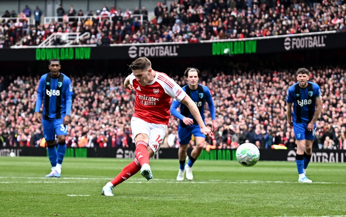 Gyokeres sút phạt đền thành bàn. (Ảnh: Reuters)