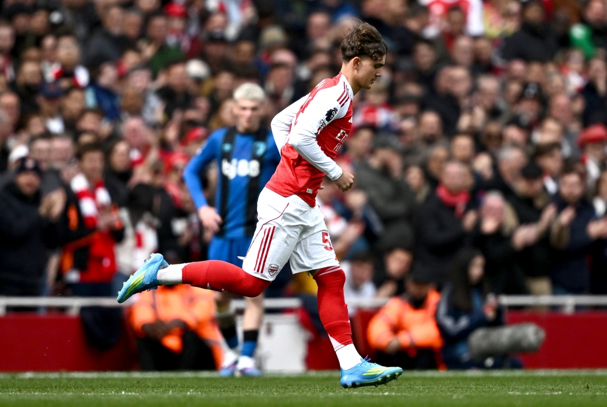 "Thần đồng" 16 tuổi Dowman được HLV Arteta tung vào sân. (Ảnh: Reuters)