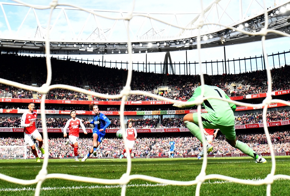 Tình huống Bournemouth ấn định chiến thắng 2-1 trước Arsenal. (Ảnh: Reuters)