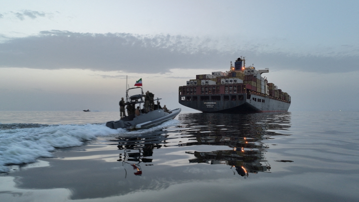 Lực lượng Vệ binh Cách mạng Hồi giáo (IRGC) bắt giữ tàu tại eo biển Hormuz. (Ảnh: Reuters)