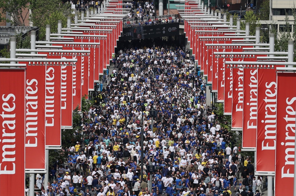CĐV hai đội đổ về sân Wembley. (Ảnh: Reuters)