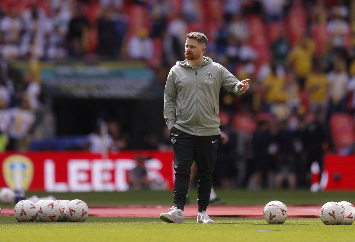 HLV tạm quyền Calum McFarlane cùng Chelsea chuẩn bị cho trận bán kết FA Cup với Leeds. (Ảnh: Reuters)