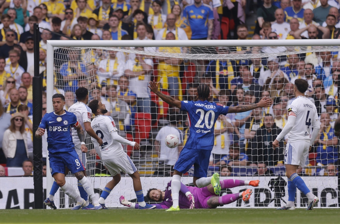 Enzo Fernandez chọc thủng lưới Leeds. (Ảnh: Reuters)