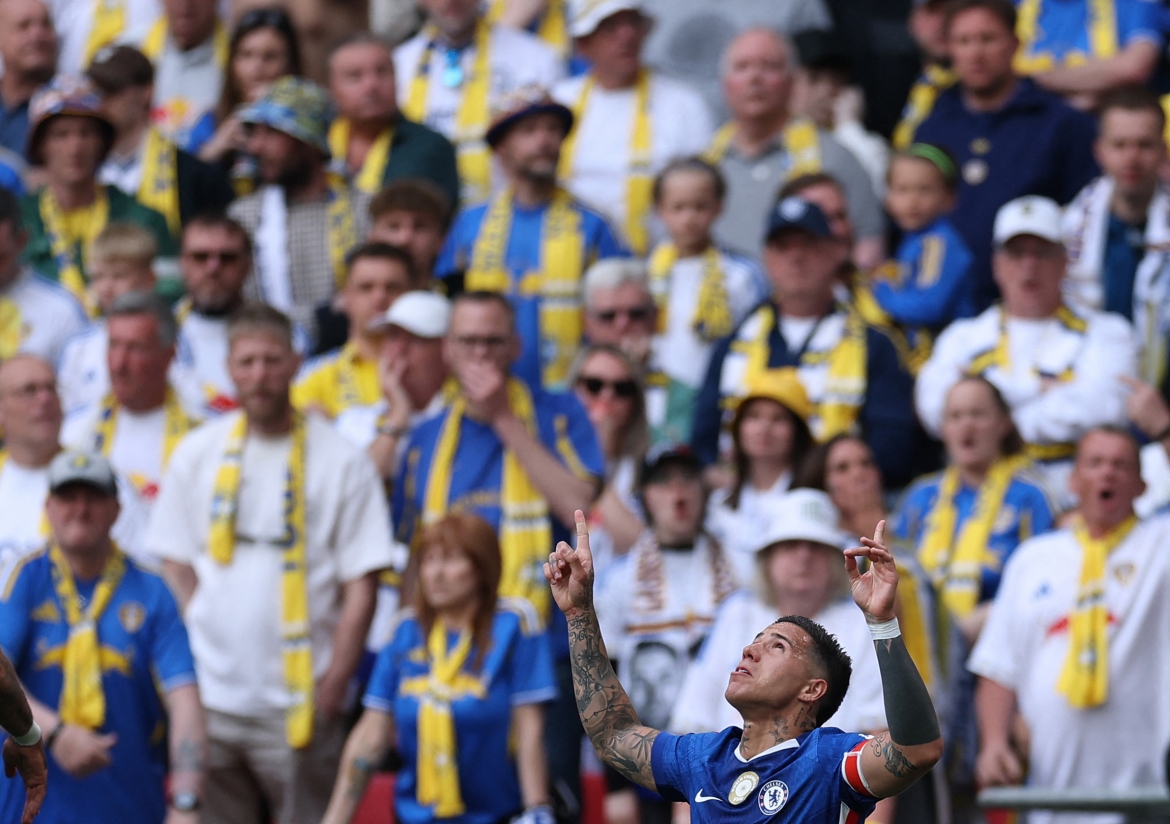 CĐV Leeds ngậm ngùi nhìn Enzo Fernandez ăn mừng bàn thắng. (Ảnh: Reuters)