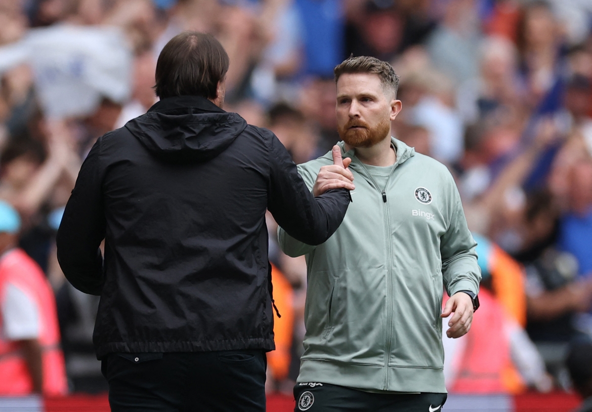 HLV tạm quyền Calum McFarlane ghi dấu ấn sau khi thay thế HLV Liam Rosenior bị Chelsea sa thải. (Ảnh: Reuters)