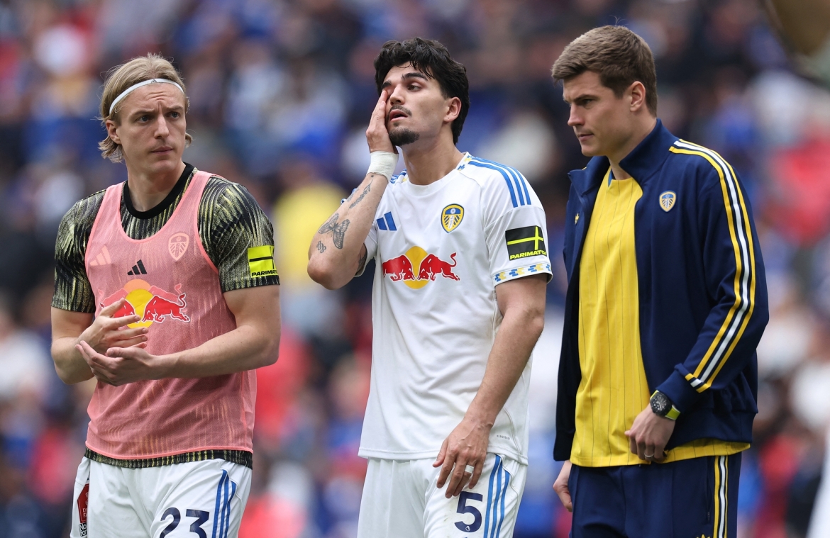 Nỗi thất vọng của các cầu thủ Leeds khi dừng bước tại bán kết FA Cup. (Ảnh: Reuters)