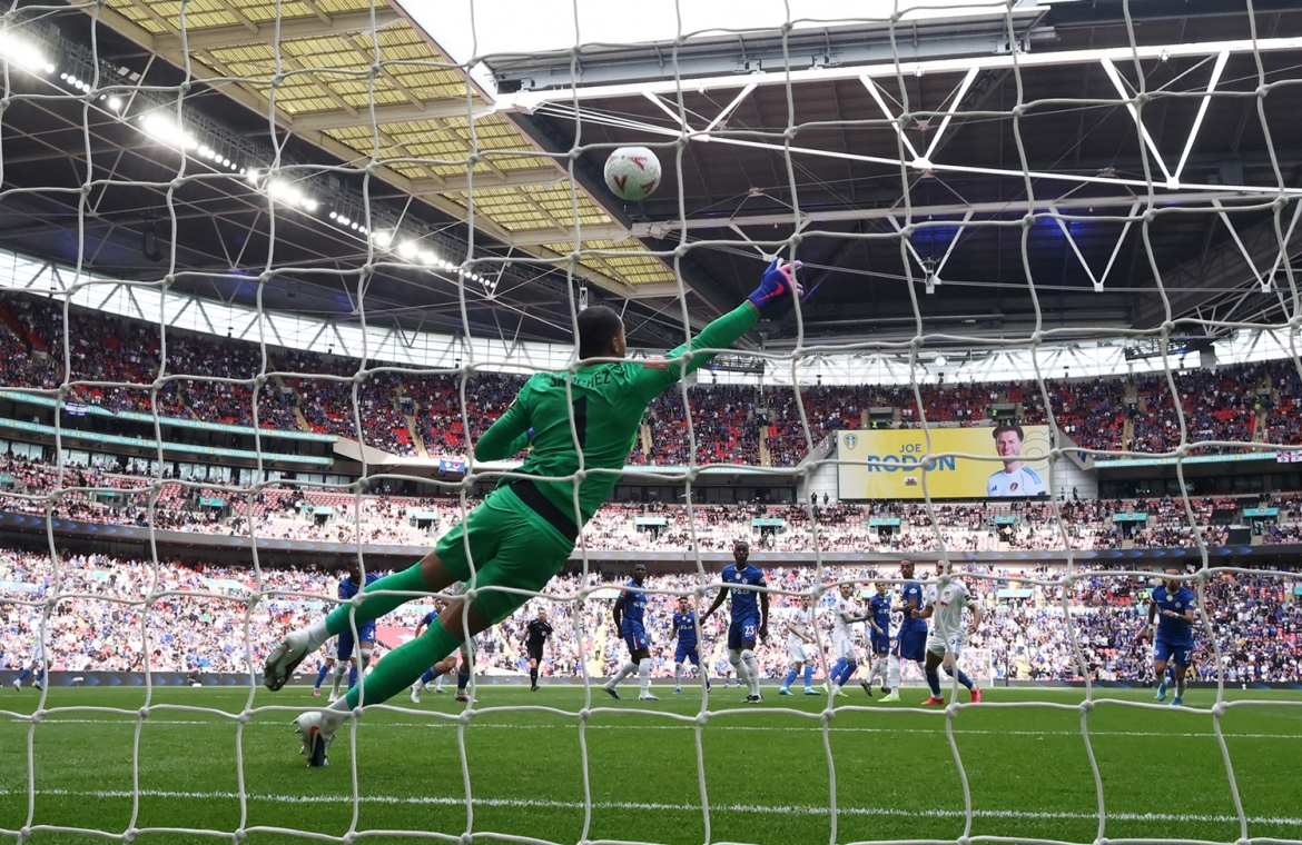 Thủ môn Sanchez cứu thua cho Chelsea. (Ảnh: Reuters)