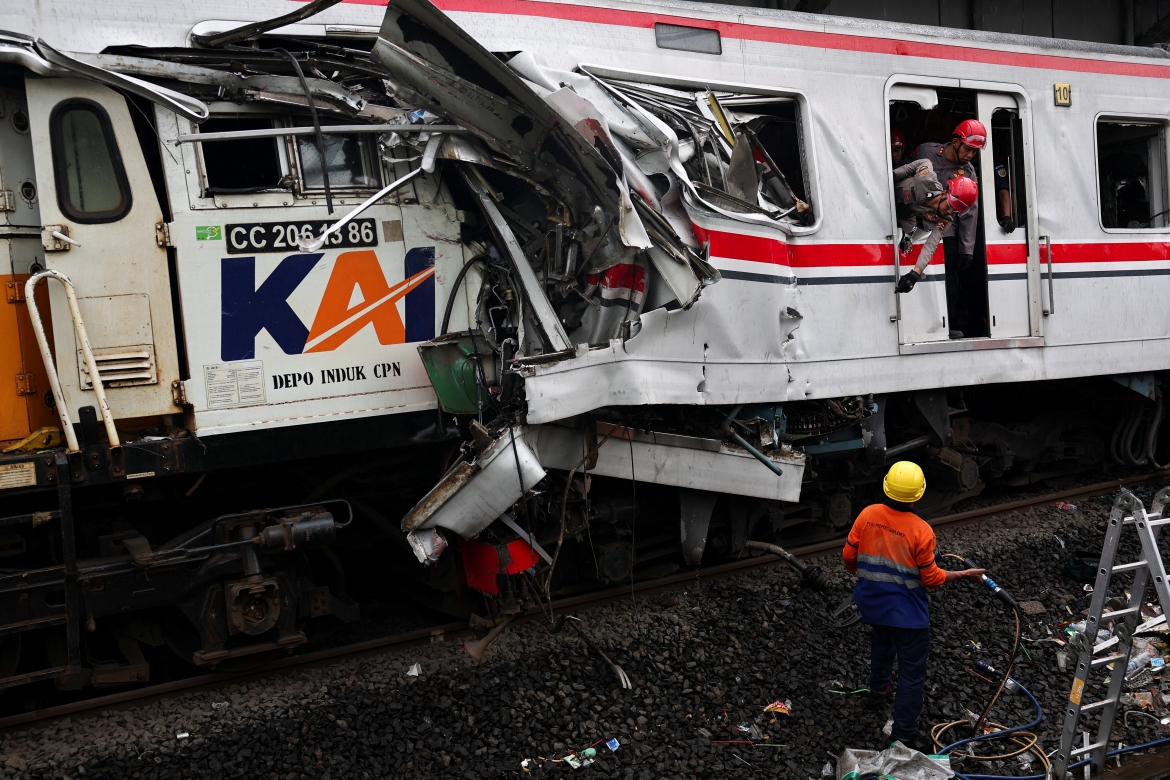 Hiện trường vụ tai nạn đường sắt tại Indonesia. (Ảnh: Reuters)