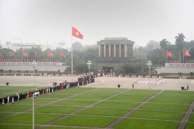 Sáng 6/4, lãnh đạo, nguyên lãnh đạo Đảng, Nhà nước cùng các đại biểu Quốc hội vào Lăng viếng Chủ tịch Hồ Chí Minh trước khi bắt đầu kỳ họp đầu tiên của Quốc hội khóa mới. (Ảnh: media.quochoi)