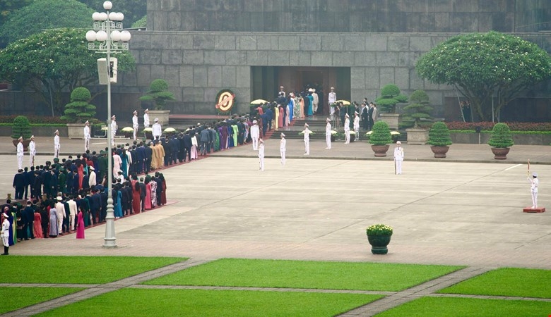 Các đại biểu Quốc hội khóa XVI cùng vào lăng viếng Chủ tịch Hồ Chí Minh.