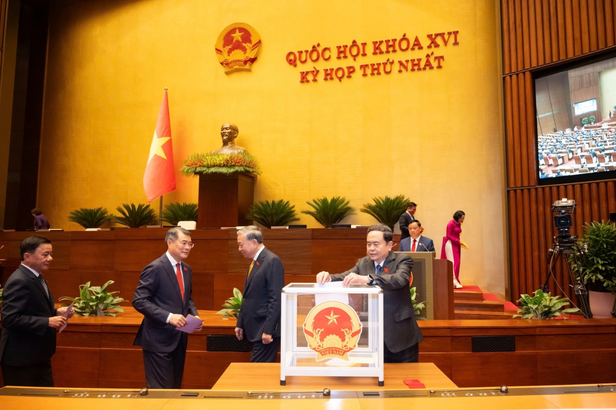 Sau khi thảo luận, biểu quyết thông qua danh sách, Quốc hội tiến hành bầu Thủ tướng Chính phủ bằng hình thức bỏ phiếu kín.