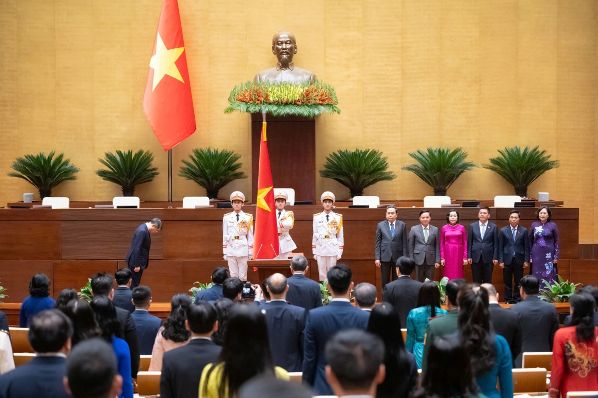 Tân Thủ tướng Chính phủ Lê Minh Hưng bước lên bục tuyên thệ nhậm chức.