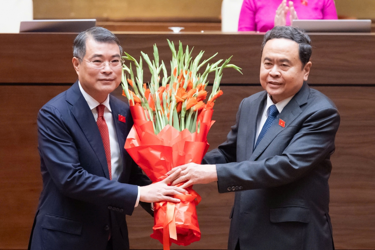 Chủ tịch Quốc hội Trần Thanh Mẫn tặng hoa chúc mừng Thủ tướng Chính phủ Lê Minh Hưng.